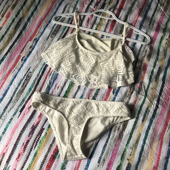 🌊ROXY white flutter textured MEDIUM bikini set - Picture 14 of 16